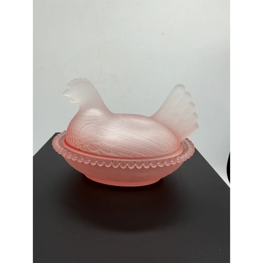 🩷 Vintage Hen on Nest – Small Pink Satin Ombre – Beautiful Glass Dish 🩷